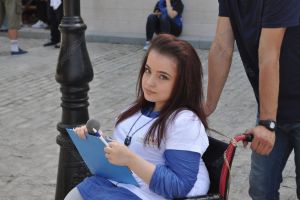 Gestul emoţionant al unei tinere din Bistriţa aflată într-un scaun cu rotile. Ce a decis să facă
