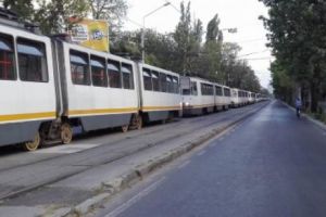 HAOS ÎN CAPITALĂ! Un şofer a rămas SUSPENDAT cu maşina pe linia tramvaiului 41. Soluţie de URGENȚĂ a Primăriei