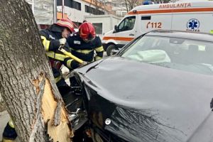 Accident grav în Piteşti. A intrat cu maşina într-un pom