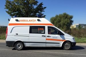 Femeie ranita dupa ce masina in care se afla s-a izbit de un gard, in Timis