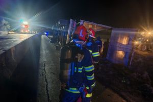 TIR răsturnat pe DN13 la Hoghiz, cu scurgeri de carburant. Autospecială cu roboţi, trimisă la locul accidentului (FOTO)