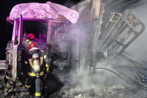 Incendiu devastator pe Autostrada! Un autotren incarcat cu aparate fitness, mistuit de flacari 