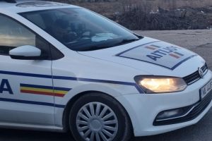 Gonea cu o viteză ameţioare printr-o localitate din Botoşani. Bărbatul, lăsat fără permis