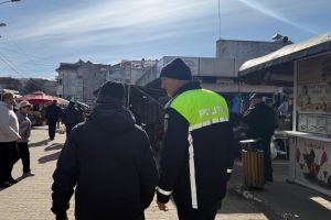 FOTO Controale cu poliţia în Piaţa Centrală din Botoşani. Un tânăr a fost amendat cu 20.000 lei
