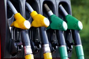 Benzina şi motorina se scumpesc din nou după trei zile de pauză. Creşteri uriaşe de preţ / Ungaria a plafonat preţurile