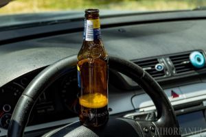 Beat criţă şi fără permis la volan: un bihorean a fost reţinut după ce a fost prins conducând prin Aleşd