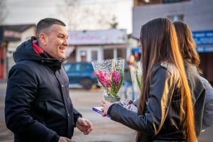 Primăvara, la Mogoşoaia. Primarul Florin Covaci a oferit flori femeilor şi cadouri dulci, cu ocazia zilei de 8 Martie