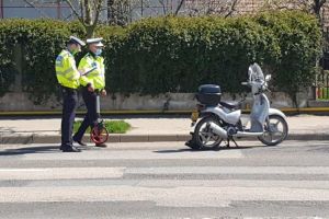 ACCIDENT cu pagube materiale la Cugir: Un bărbat de 59 de ani, cu ,,alcool la bord” şi fără permis, a intrat cu un moped într-o maşină. În urma impactului a fost proiectat într-o maşină care staţiona