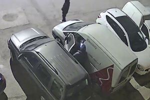 VIDEO Tentativă de furt eşuată, într-o parcare din Buzău. Zgomotul claxonului i-a făcut pe hoţi să dispară