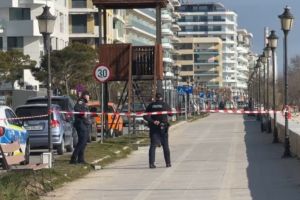 FOTO+VIDEO: Actiune de verificare a plajelor litoralului romanesc dupa descoperirea unui rezervor GPL ingropaat pe plaja la Navodari