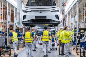 Criză în industria auto: Volkswagen dă afară peste 50.000 de angajaţi