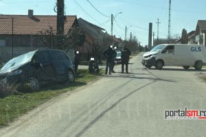 FOTO. Accident în Odoreu: o maşină s-a oprit în şanţ după un impact cu o dubă