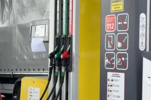 FOTO+VIDEO: Speriati de scumpirile de la pompa din Romania, soferii romani trec granita in Bulgaria pentru a alimenta masinile cu carburant
