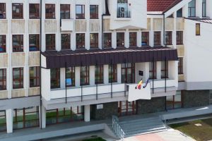 Instituţia Prefectului, obligată să dea afară cinci angajaţi. Doi au plecat