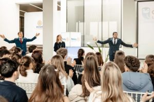 Caravana naţională Rotary United Thinkers ajunge la Braşov. Eveniment educaţional interactiv dedicat tinerilor între 14 şi 20 de ani