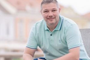 Afacerea controversată, dar profitabilă a unui roman