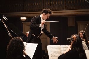 Concert de pian la Filarmonica Oradea, cu „scântei şi furtună”. Dirijorul Andrej Vesel: Va fi o seară „romantică şi rock-and-roll”