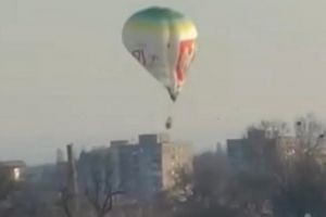 Un balon cu aer cald s-a prăbuşit peste un bloc. O femeie a murit, iar alte două sunt rănite