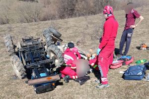 Bărbat care s-a răsturnat cu tractorul, preluat de elicopterul SMURD