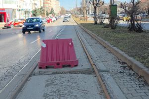 VIDEO Nepăsare a autorităţilor din Botoşani! O bandă de circulaţie de pe Calea Naţională, blocată de luni întregi pentru o groapă