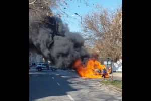 Maşină în flăcări la „Moise Nicoară” (FOTO)