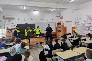 Educatie rutiera in scoli: Politistii din Macin au discutat cu elevii din cadrul Școlii Gimnaziale nr. 1 Gheorghe Banea despre siguranta in trafic