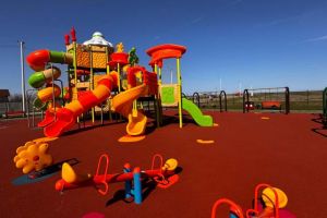 FOTO. Investiţie de peste 1 milion de lei pentru copii. Unde se deschide cel mai mare loc de joacă din zonă