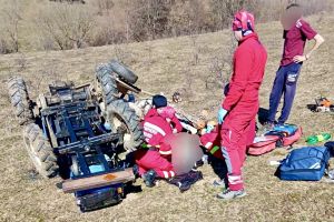 Ultima oră! Bărbat în stare gravă după ce s-a răsturnat cu tractorul