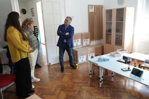 Două grădiniţe din Mediaş au primit echipamente digitale şi mobilier nou: pe listă, table interactive şi roboţi educaţionali