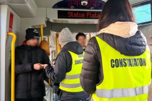 Numărul călătorilor frauduloşi de pe mijloacele de transport în comun din Oradea a coborât anul trecut la 2%