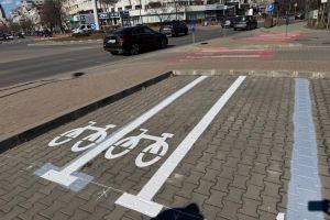 Bacău: Au început lucrările de refacere a marcajelor rutiere în parcările publice şi la instituţii