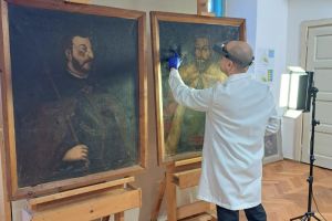 Portretele celor 11 principi ai Transilvaniei, restaurate la Sibiu: intră pe mâna experţilor de la Muzeul Brukenthal / foto