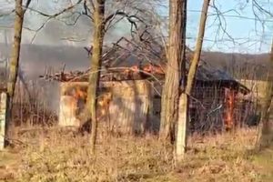VIDEO Incendiu în judeţul Botoşani! O casă a ars ca o torţă. Pompierii nu au mai putut salva nimic