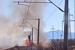 Trafic feroviar întrerupt între Feldioara şi Apaţa! Incendiu de vegetaţie aproape de calea ferată (VIDEO)
