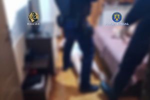 VIDEO Percheziţii la traficanţi de droguri din Buzău. Substanţele erau ascunse, iar locaţia era trimisă clienţilor prin GPS