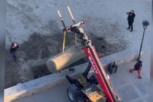 VIDEO. Rezervorul cu gaz descoperit pe plaja din Navodari, extras in siguranta. Imagini de la interventie