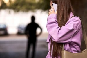 Ordin de protecţie la Satu Mare după o despărţire tensionată: femeie sunată de zeci de ori pe zi de fostul partener