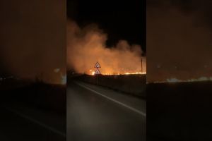 VIDEO – ALERTĂ DN13: Incendiu de vegetaţie lângă Hanul din Ardeal. Vizibilitate redusă spre Sighişoara