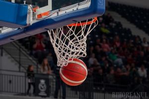 Victorie spectaculoasă pentru CSM Oradea la Braşov. Liderul Ligii Naţionale de baschet masculin a întors meciul în ultimul sfert