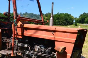 Prins în timp ce conducea un tractor neînmatriculat