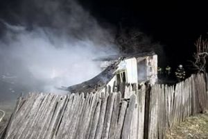 VIDEO Incendiu, azi-noapte, la Dumitreşti! O casă a fost mistuită de flăcări!