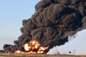 O fabrică a luat foc în această dimineaţă! Nor uriaş de fum