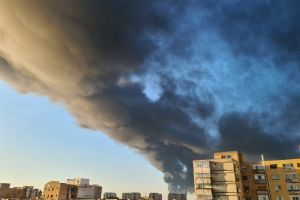 Imagini apocaliptice: Cerul Aradului acoperit de fum negru. Arde o fabrică de polistiren (FOTO)