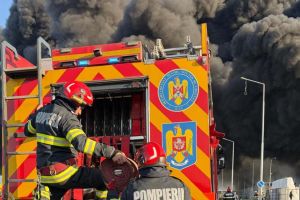 VIDEO. Incendiu cu mari degajări de fum la o fabrică din Arad. Intervin şi pompierii din Timiş