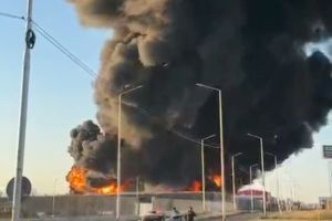 VIDEO: Incendiul care a îngrozit Aradul. Populaţia este sfătuită să stea în casă