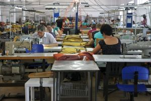 Controale la mai multe fabrici de confecţii din Botoşani. Ce au căutat poliţiştii şi inspectorii ITM
