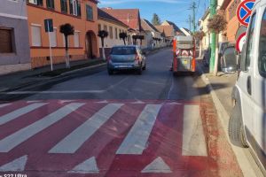Restricţii de trafic pe o stradă din Cisnădie: locuitorii rugaţi să nu parcheze în zonă