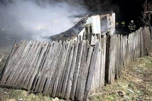 VIDEO Pompierii din Râmnicu Sărat, chemaţi în ajutor în Vrancea pentru stingerea unui incendiu de locuinţă