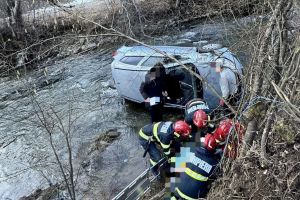 Maşină ajunsă în albia râului, o femeie rănită!