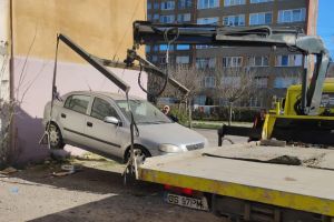 Primăria Reşiţa începe ridicarea maşinilor abandonate de pe domeniul public